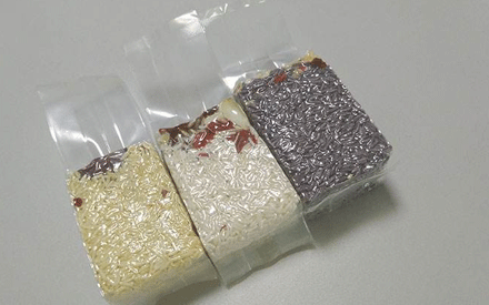 真空包裝袋為增加其性能通常采用多種材質復合而成，常見的復合方法有：干法復合、擠出復合、共擠出復合、無溶劑復合、涂布復合、蒸鍍復合、熱熔膠復合等。其中干法復合是國內復合真空包裝袋材料生產中應用較為廣泛的，那么，真空包裝袋為什么大多采用干法復合？